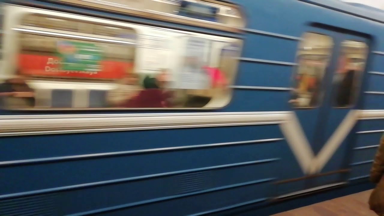 Прибытие метропоезда Номерной на станцию Достоевская Питерского метро. смотреть онлайн