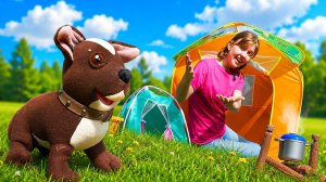 Поход с Машей и собачкой Шоколадкой: палатка, костёр и игрушечная еда 🏕️🔥 | Для детей