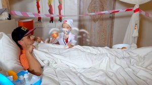 Марк играет в доктора для детей
