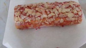 Бисквитный рулетик на скорую руку к чаю. Сметано-клубничный крем..