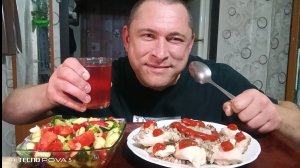 Мукбанг/Обжорыч/Гречка с гуляшом куринным и салат Овощной с маслом/