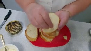 Всеми любимые бутерброды со шпротами. Обзор приготовления.