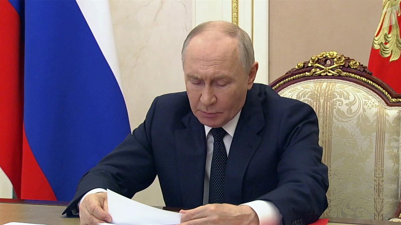 Президент обсудил с Совбезом угрозы и вызовы информационной безопасности РФ. смотреть онлайн