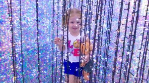 Парк аттракционов и Путешествие в МАДАГАСКАР / Baby girl at the amusement Park for kids