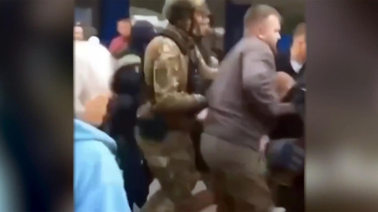 Во Львове сутки продолжаются массовые облавы и задержания. смотреть онлайн