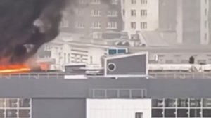 Кровля торгового центра загорелась в подмосковном Красногорске.

Площадь пожара составляет 200 квадр