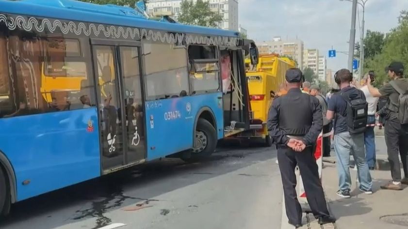 В Москве "Газель" подрезала автобус. Последствия аварии смотреть онлайн