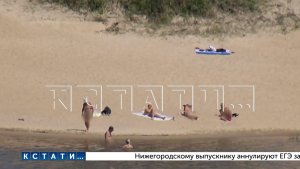 Нудисты снова вернулись на пляж в центре города и нападают на журналистов