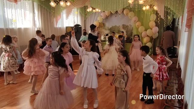 "ЛЕВ и БРАДОБРЕЙ" Общий танец ВЫПУСК-2026 "Мэри Поппинс, до свидания!" смотреть онлайн