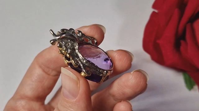 Серебряный кулон с 55-каратным уругвайским аметистом и изумрудами смотреть онлайн