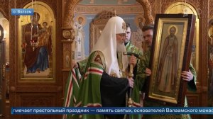 Патриарх Кирилл передал икону с образом Александра Невского после освящения храма на Валааме.