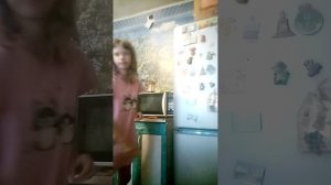 Дегустирую кабачковую икру которую приготовила мама