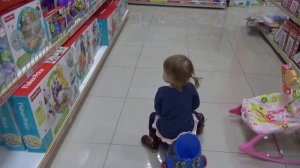 Катаемся на машинках в магазине игрушек