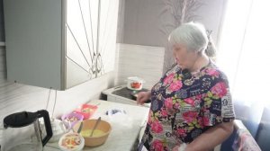 С утра мама готовит полезное блюдо с капустой и грибами Я пошёл в огород и к кошкам ПОДВАЛ ИЛЬИЧА