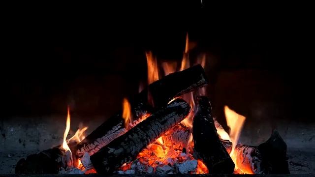 Камин, треск бревен, звук костра без музыки