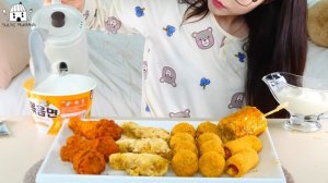 Мукбанг - курица и сырные закуски и хот-дог - крупный план