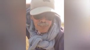 Фермер из Индонезии летает между плантациями на огромном дроне.