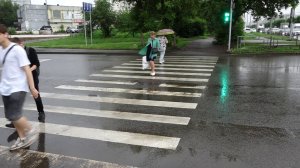 ДЕВУШКА С СОБАКОЙ ПРОВАЛИЛАСЬ В ОТКРЫТЫЙ ЛЮК ВО ВРЕМЯ ЛИВНЯ