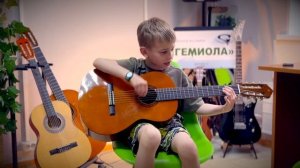 Вадим Герасимов - 7 лет, чудесно исполнил песню «Юность» # дети # песня # гитара # мальчик