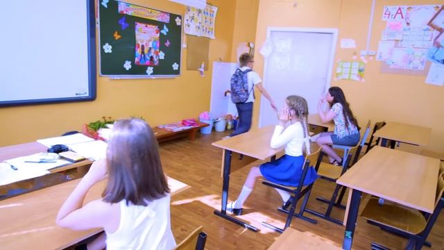 ПОЧЕМУ девочки РАССТРОЕНЫ? Что Ростя УСТРОИЛ в ШКОЛЕ - НОВЫЙ КЛИП от Мы семья Back to School смотреть онлайн