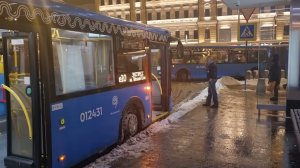 ЛиАЗ-6213.65 с экспресс-маршрутом е10 на остановке «Станция метро Китай-город». 17 декабря 2022г.