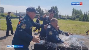 Командира лучших костромских пожарных традиционно искупали в воде
