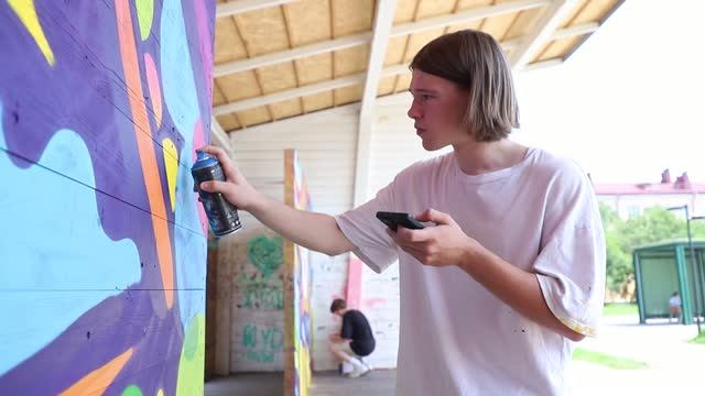 Студенты базовых учебных заведений Уральской Стали помогают делать город ярче