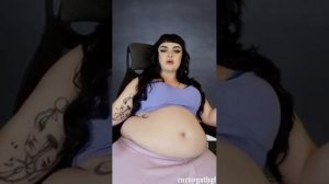 девушка демонстрирует свой живот