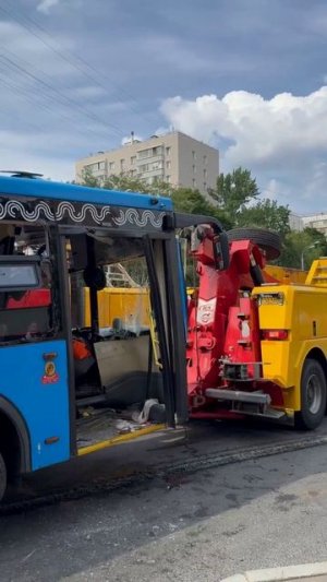 Раскуроченный автобус эвакуировали с места страшной аварии на Нижегородской улице 10 июля