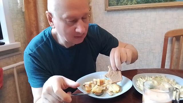 Проголодался. День идёт, не остановить. смотреть онлайн