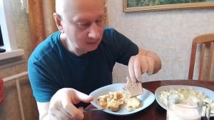 Проголодался. День идёт, не остановить.
