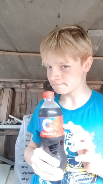 У него целая ЛИТРОВАЯ Кола, а у меня... 😭 Пожалуйста, подпишись!