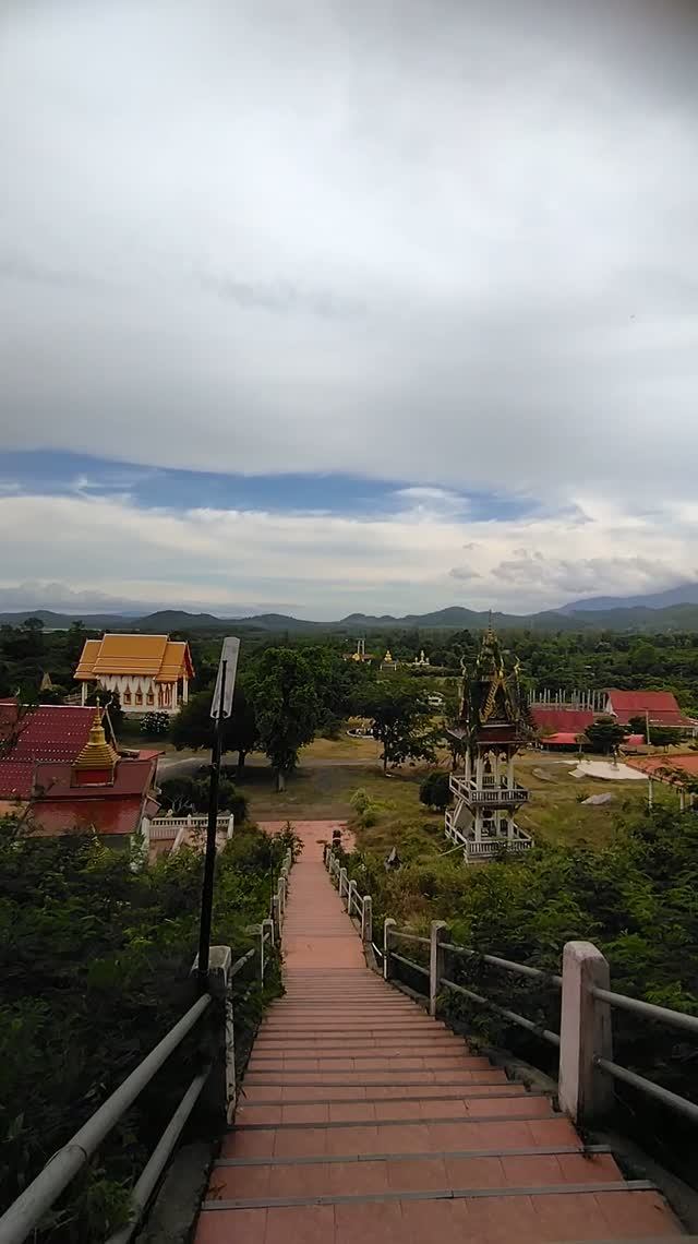 просто наверху, храм wat tham sarika วัดถ้ำสาริกา . чантабури จันทบุรี сhanthaburi