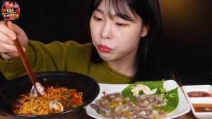 Мукбанг - лапша и сырые морепродукты и осьминог