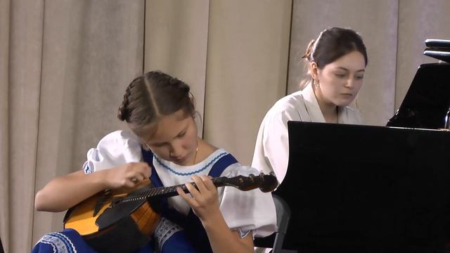 "По-за городу гуляет" (С. Фёдоров) - исполняет Алисия Клебанович (домра) смотреть онлайн