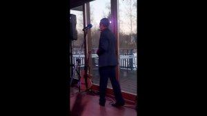 ­Где-то песня сочинилась
И со скоростью ракеты
В то же утро очутилась
На другом краю планеты

Мимохо