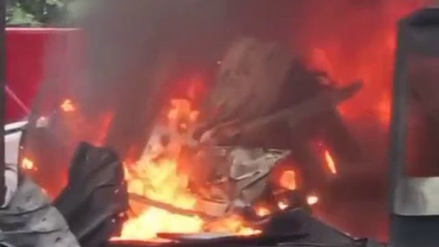 В Запорожье догорает 201-я уничтоженная АЗС после прилета российского дрона. Очередей там уже не буд смотреть онлайн