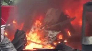 В Запорожье догорает 201-я уничтоженная АЗС после прилета российского дрона. Очередей там уже не буд