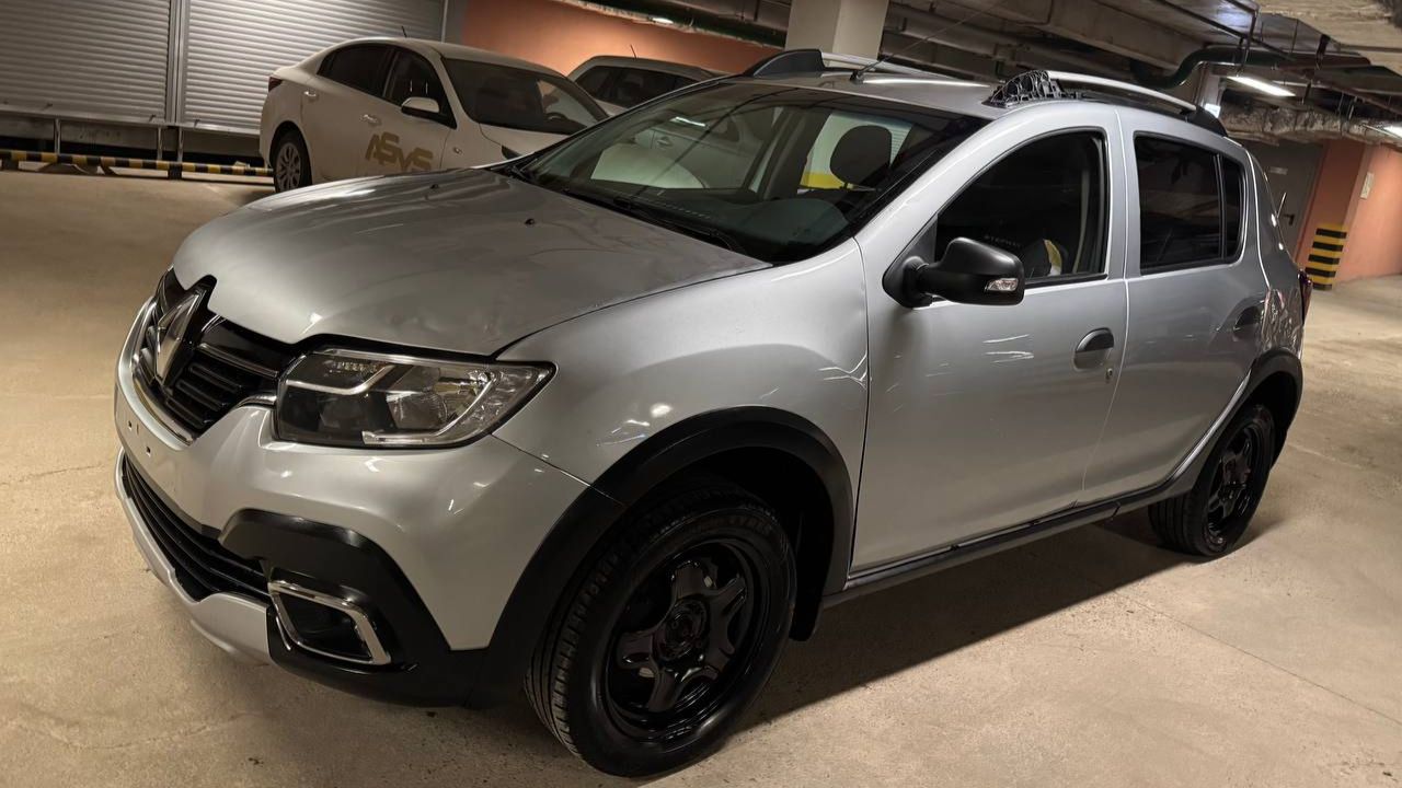Renault Sandero; 1.6 MT; 2020; Серебристый смотреть онлайн