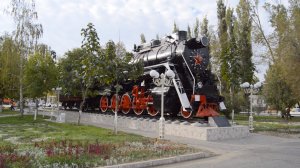 Паровоз-памятник Л-3576 на привокзальной площади Тараза