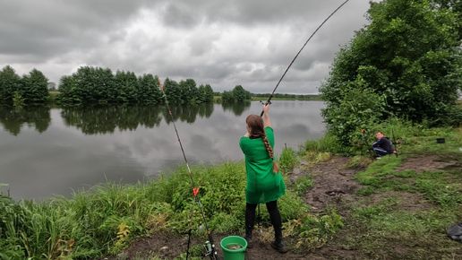 ОТЛИЧНАЯ РЫБАЛКА С ЖЕНОЙ НА ДОНКИ ФИДЕР. РЫБАЛКА НА КАРАСИНОМ ОЗЕРЕ. смотреть онлайн
