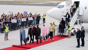 20минутназад! Чонгук и BTS совершили экстренную посадку в аэропорту Мюнхена.