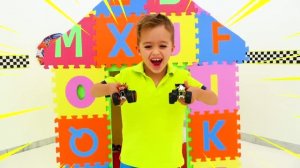 Никита играет с Hot Wheels Monster Truck.