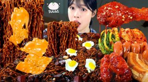 Мукбанг - курица и лапша с чёрным соусом и сырные закуски - аппетитная подача