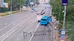 Момент страшной аварии с автобусом и Газелью в центре Москвы 10 июля