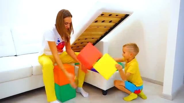 Влад, Никита и мама играют с разноцветными кубиками_HD_60fps