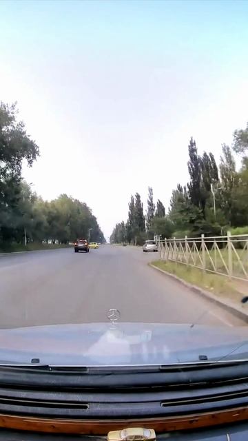 Подрезает джипа по встречке