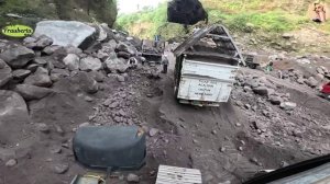 Строительство, экскаватор копает песок