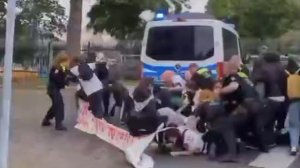 На видео разгон в Берлине акции протеста против милитаризации Германии. Люди выступили против строит