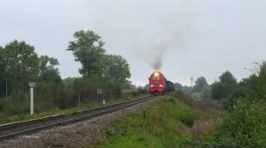 2ТЭ25КМ-0432 с грузовым поездом и приветливой бригадой